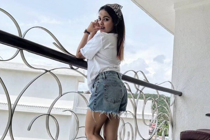 গোয়ার সেই হোটেলের বারান্দার একই জায়গায় দাঁড়িয়ে ছবি পোস্ট করতে দেখা যায় নবনীতাকে। এমনকি ক্যাপশনও এক, 'সপ্তাহান্ত এ রকমই হওয়া উচিত'। দু'জনের ছবিতে বারান্দার মিল দেখে দু'য়ে দু'য়ে চার করে় নিয়েছেন নেটিজেনরা।