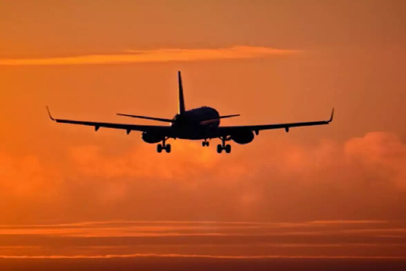  Google Flights-এর অনেকগুলি জরুরি ফিচার রয়েছে৷ যার মধ্যে একটা হল ‘প্রাইস ট্র্যাকিং’৷ এই অপশন অন করলে, Google আপনাকে জানাবে আগামী কয়েকদিনের মধ্যে টিকিটের দাম কতটা কমতে পারে। এক্ষেত্রে, আপনি একটি নির্দিষ্ট ডিপারচার ডেট সেট করে দিতে পারেন।