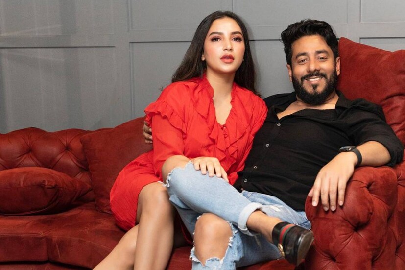 স্বামীর কথা শুনে হাসি আটকাতে পারেননি শুভশ্রী। দু'জনের খুনসুটিতে বুঁদ অনুরাগীরাও।