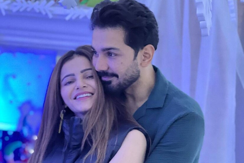 তারকা-দম্পতির এক ঘনিষ্ঠ জানান, আগামী বছর রুবিনা এবং অভিনবের সন্তান ভূমিষ্ঠ হবে। নয়া দায়িত্ব পালনের জন্য মুখিয়ে দম্পতি।
