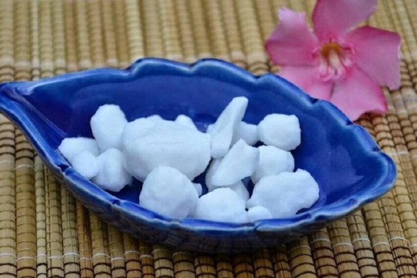 পুজো অর্চনায় কর্পূরের ব্যবহার অনস্বীকার্য। পুজোর উপাচার হিসেবে কর্পূর খুবই গুরুত্বপূর্ণ। অনেকেই জানেন না বাস্তুশাস্ত্রে এই সামান্য জিনিসটি অসামান্য। 