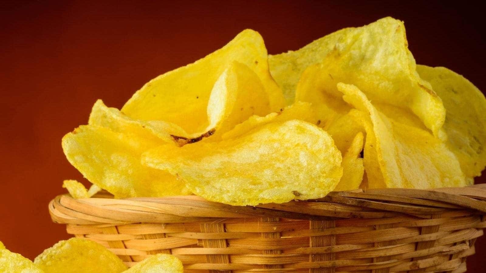 Making Potato Chips at Home: বাড়ির আলুভাজায় আনুন দোকানের পট্যাটো চিপসের মুচমুচে স্বাদ! রইল টোটকা Making Potato Chips at Home: বাড়ির আলুভাজায় আনুন দোকানের পট্যাটো চিপসের মুচমুচে স্বাদ! রইল টোটকা