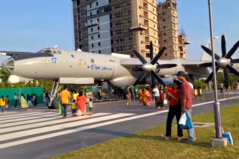 ইকো পার্কের মত দুপুর থেকে সন্ধ্যা পর্যন্ত সপ্তাহে মঙ্গলবার থেকে রবিবার  খোলা থাকছে এয়ারক্রাফট মিউজিয়াম। তবে শনি ও রবিবার ছুটির দিনে দুপুর বারোটা থেকে রাত সাড়ে আটটা পর্যন্ত খোলা থাকছে সর্বসাধারণের জন্য।