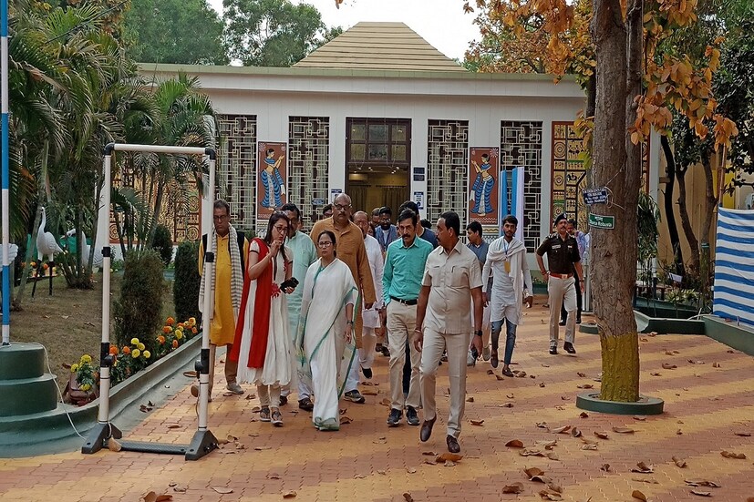 : রাজ্য এবার শিক্ষা ব্যবস্থায় আমূল বদল আনছে। শিক্ষামন্ত্রী আগেই জানিয়েছিলেন তারা জাতীয় শিক্ষানীতি মানছেন না। রাজ্য বিধানসভাতেও রাজ্যের অবস্থান স্পষ্ট করেছিলেন শিক্ষামন্ত্রী। এবার রাজ্যের শিক্ষানীতি কি হবে? সে বিষয়ে সোমবার রাজ্য মন্ত্রিসভার বৈঠকে চূড়ান্ত অনুমোদন হয়ে গেল। প্রাক-প্রাথমিক স্তর থেকে কলেজ বিশ্ববিদ্যালয় স্থল পর্যন্ত শিক্ষানীতি সম্পর্কে সুস্পষ্ট ধারণা দেওয়া হল।