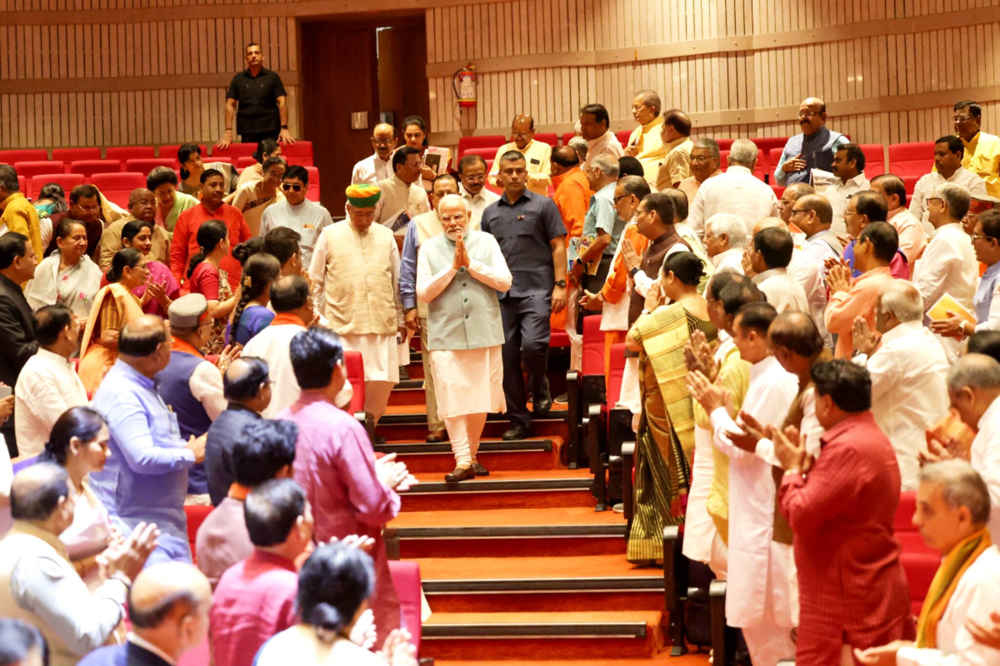 অনাস্থার আগেই যেন বুঝিয়ে দিলেন সংখ্যার হিসাব! BJP সাংসদের সঙ্গে ছবি মোদির