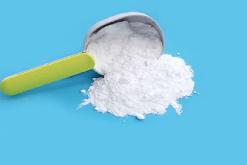 সাদা কাপড় নিয়মিত পরিষ্কার না করলে তাতে খুব তাড়াতাড়ি হলদে ছোপ পড়ে যায়। অনেকসময় দেখা যায় বহুবার ব্যবহার করার পরও এই দাগ দূর হয় না। তবে মাত্র ৫ টাকা খরচ করেই পোশাকের এই হলদে দাগ দূর করা যায়। সাদা কাপড়ের হলুদ ভাব দূর করতে আমরা বিভিন্ন ধরনের দামি জিনিস ব্যবহার করে থাকি। 