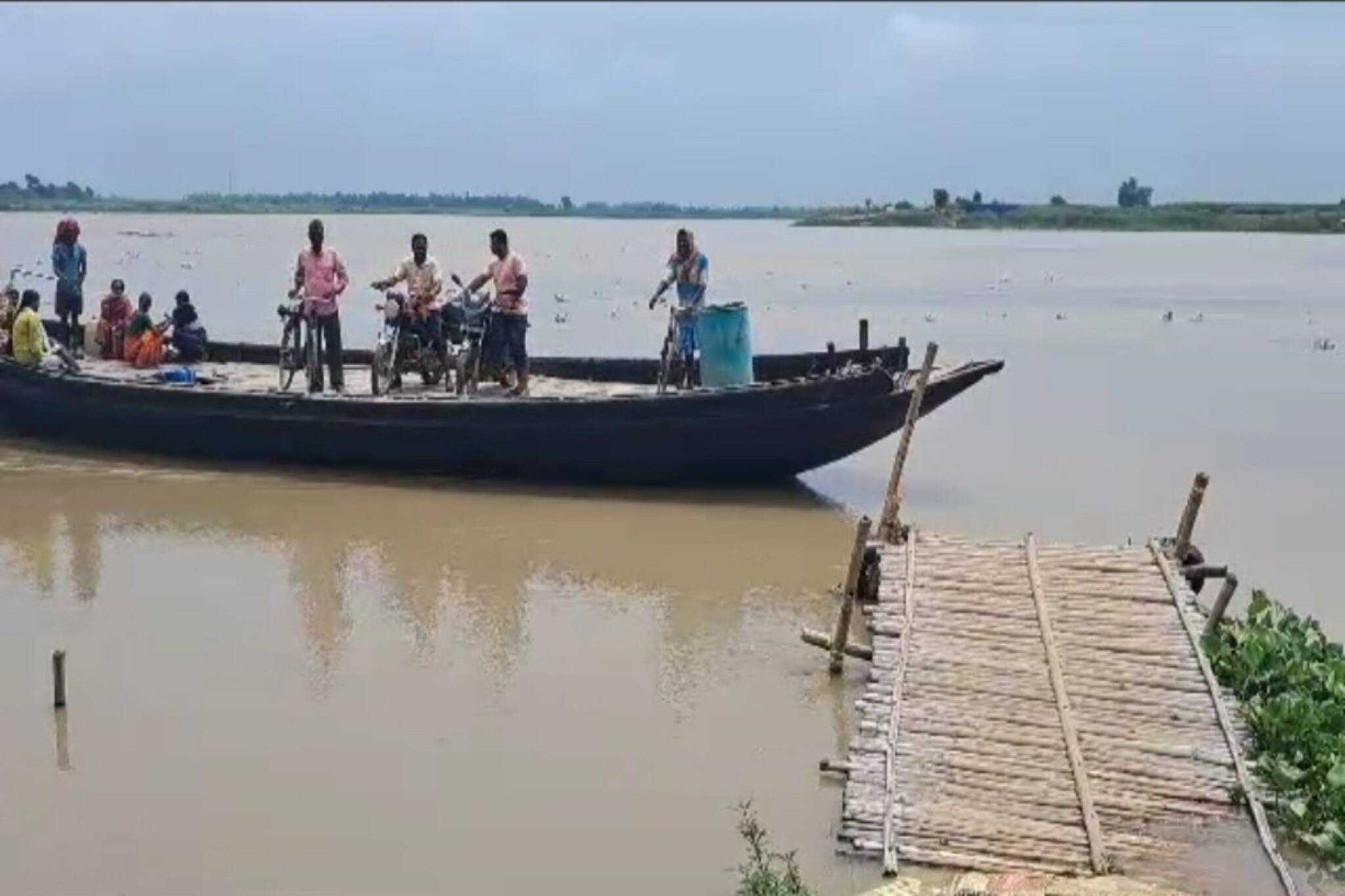 ঘাটে নৌকা মাত্র একটি, যাতায়াতে সমস্যা নিত্যযাত্রীদের