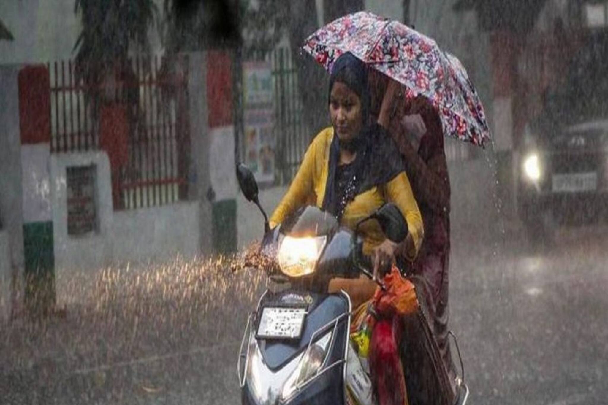 কলকাতায় যখন-তখন বজ্রবিদ্যুৎ-সহ ঝেঁপে বৃষ্টি, সতর্কতা জারি হাওয়া অফিসের