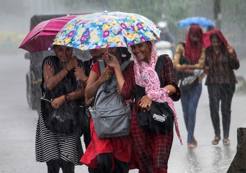 কলকাতায় শুক্রবার সর্বোচ্চ তাপমাত্রা ৩৩ ডিগ্রি সেলসিয়াস অনুভূত হতে পারে৷ অ্যাকুওয়েদারের ওয়েদার আপডেট অনুযায়ি আপেক্ষিক আর্দ্রতার সর্বোচ্চ পরিমাণ ৮৯ শতাংশ৷ এর জেরে আর্দ্রতাজনিত অস্বস্তি বজায় থাকবে৷