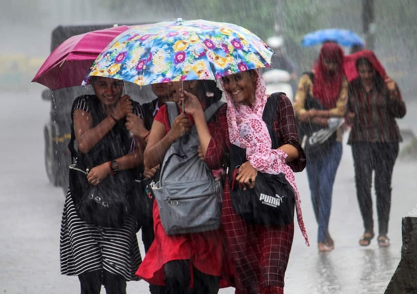 সোমবার থেকে বিক্ষিপ্তভাবে ভারী বৃষ্টির সম্ভাবনা থাকবে পশ্চিমবঙ্গের উপরের দিকের জেলাগুলিতে। দার্জিলিং, কালিম্পং, আলিপুরদুয়ার, কোচবিহার, জলপাইগুড়ি জেলায় বিক্ষিপ্ত ভারী বৃষ্টি জারি থাকবে৷