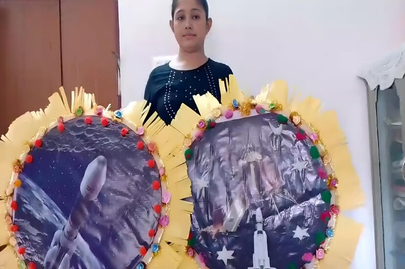 ২০২৩ সালে ভারতের বড় পাওনা চন্দ্রযান-৩ এর মাধ্যমে চন্দ্র অভিযান এবং চাঁদের দক্ষিণ মেরুতে সফল অবতরণ। ভারতের এই সফলতাকে রাখির মাধ্যমে ফুটিয়ে তোলার ক্ষুদ্র প্রচেষ্টা করেছেন এক স্কুল ছাত্রী পিংকি রায়। (ছবি ও তথ্য - সার্থক পন্ডিত)
