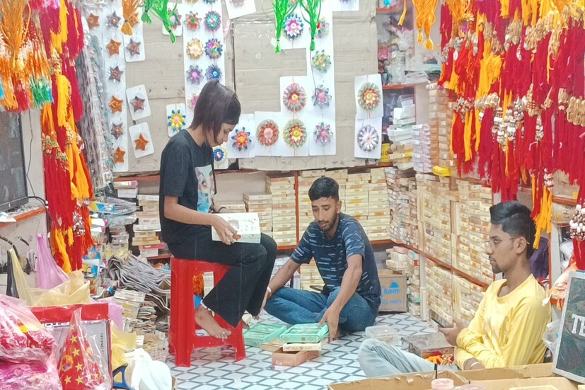 এবারে ব্রেসলেট রাখির বেশ চাহিদা রয়েছে বাজারের বিভিন্ন দোকান গুলিতে। সোনালী ও রুপোলি ব্রেসলেট এই রাখি গুলি একদিনের জন্য নয়। চাইলে সারাটা বছর হাতের মধ্যে পড়তে পারবেন। এছাড়া দামের ক্ষেত্রেও অনেকটাই কমের মধ্যে পাওয়া যাচ্ছে এই আকর্ষণীয় রাখিটি। Input-Sarthak Pandit