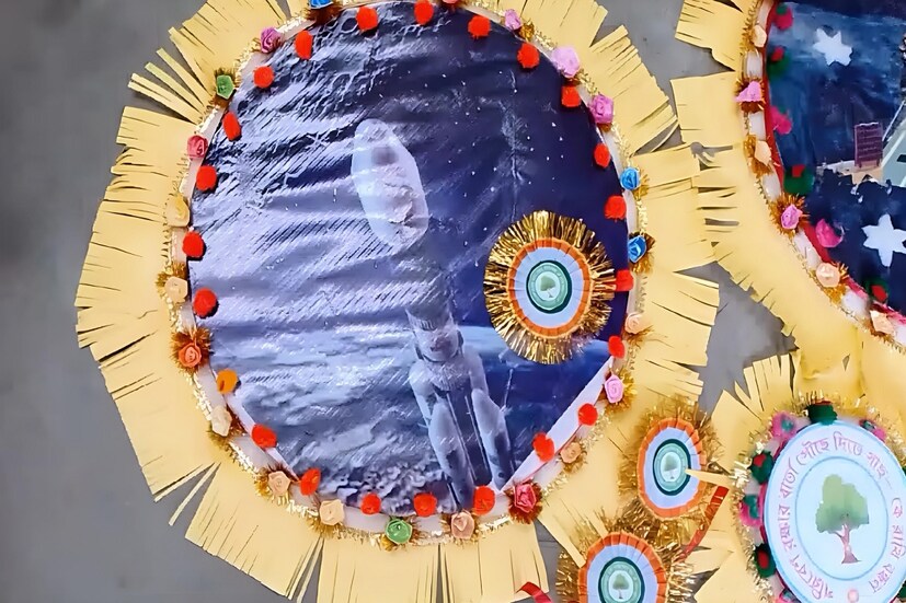 এই তিনটি রাখি তিন আলাদা রকমের রাখি। যার মধ্যে প্রথম রাখিটি চন্দ্রযান-৩ নিয়ে, দ্বিতীয় রাখি বিক্রম নিয়ে এবং তৃতীয় রাখি সবুজায়নের উদ্দেশ্যে গাছ লাগাও প্রাণ বাঁচাও এই বার্তা নিয়ে তৈরি করা হয়েছে। (ছবি ও তথ্য - সার্থক পন্ডিত)