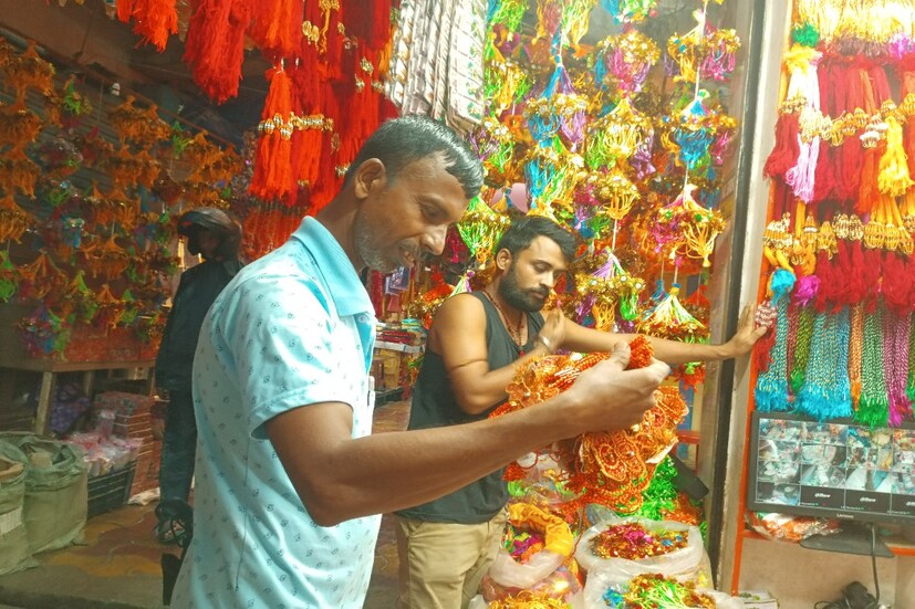 কোচবিহার:  ৩০ স্ট রাখি পূর্ণিমা। আর সেই কারণেই ইতিমধ্যে কোচবিহার শহরের বিভিন্ন জায়গায় বসে গিয়েছে রাখি বিক্রির দোকান। কোচবিহার শহরের মানুষেরা ভিড় করতেও শুরু করেছেন এই দোকানগুলিতে। নিত্য নতুন রাখি এসেছে বাজারে।