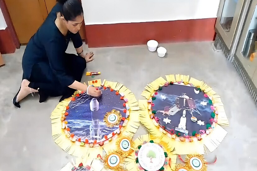 স্কুল ছাত্রী পিংকি রায় জানান, &quot;প্রতিবছর বিভিন্ন স্বেচ্ছাসেবী সংগঠন সাধারণ মানুষদের রাখি পরিয়ে উৎসব পালন করেন। কিন্তু, এই বছর বিশেষ আকর্ষণ থাকছে চন্দ্রযান-৩ কে নিয়ে তৈরি করা রাখি। (ছবি ও তথ্য - সার্থক পন্ডিত)
