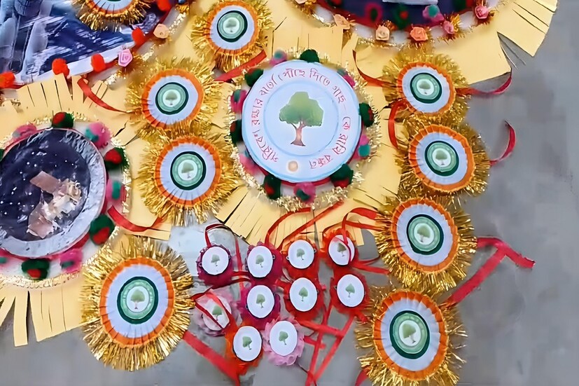 কাগজ, আঠা, কার্ড বোর্ডের টুকরো, সুতো এবং বিভিন্ন ছবি দিয়ে তৈরি করা হয়েছে এই তিনটি রাখি। বেশ কয়েকদিনের প্রচেষ্টায় এই রাখি তিনটি বানিয়ে কোচবিহারের মানুষকে রীতিমত অবাক করেছে এই স্কুল ছাত্রী। (ছবি ও তথ্য - সার্থক পন্ডিত)