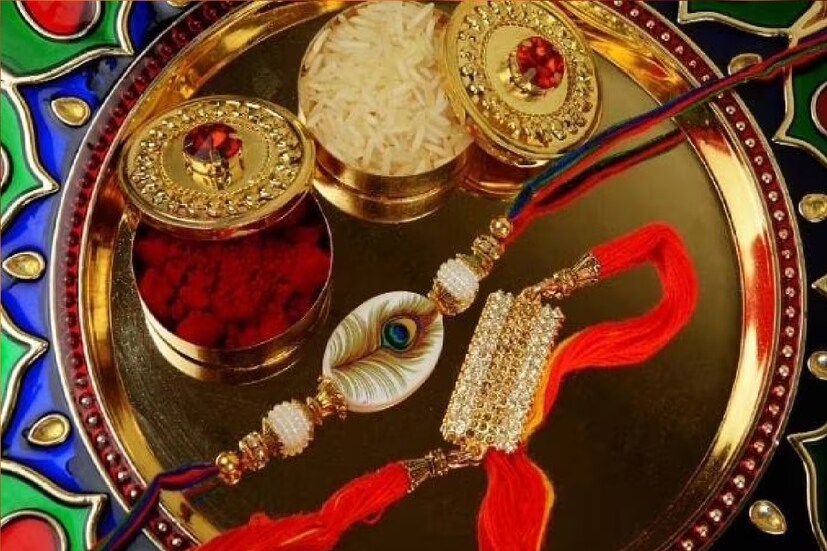 *রাখির  দিন বেশ কিছু ছোট ছোট ভুল হয়ে যায়। তবে এই ভুলগুলির ফলে লাভের চেয়ে লোকসান হতে পারে। তাই সেগুলি এড়িয়ে যাওয়াই ভাল। জেনে নিন কীভাবে রাখি বাঁধবেন।