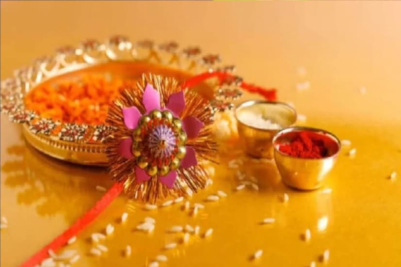 *তবে প্রতিবছরের তুলনায় এ বার দাম কিছুটা বেড়েছে জিনিসপত্রের।এক ব্যবসায়ী জানান, ১৫০ টাকার নিচে তেমন কিছুই গিফটের জন্য আর পাওয়া যাচ্ছে না। তাই রাখিতে পকেটে টান পড়তে পারে ভাই কিংবা বোনদের। ফাইল ছবি।