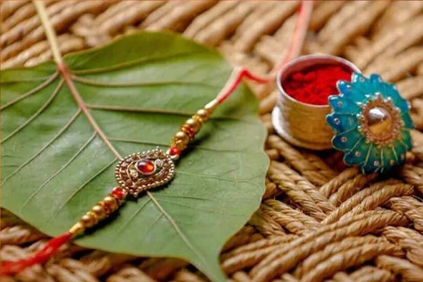 *রাখি বাঁধার সময় রঙ বাছার ক্ষেত্রে বেশ কিছু বিশেষ বিষয় মাথায় রাখতে হবে।