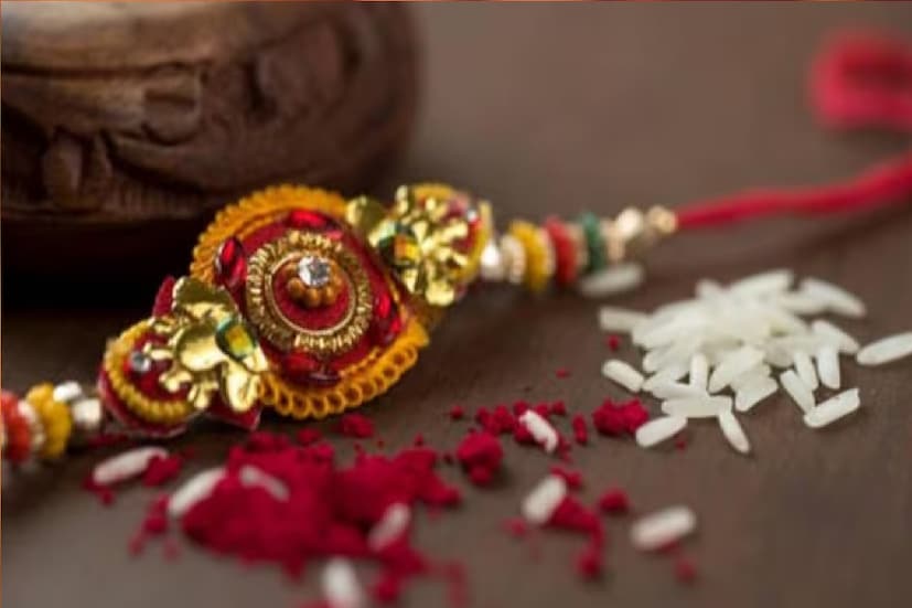 *তাই এ দিন কোনও শুভ কাজ না করাই ভাল। রাখি পূর্ণিমার দিন নানা মাঙ্গলিক কাজের জন্যই বেছে নেওয়া হয়। কিন্তু এ বার অশুভ যোগের কারণে রাখি বাঁধার সময়ও পিছিয়ে দিতে বলা হচ্ছে। প্রতীকী ছবি। 