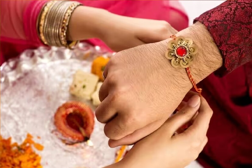  রাখি বন্ধন শুধু কোনও অনুষ্ঠানই নয়, বহু যুগ ধরে ভাইয়ের দীর্ঘায়ু এবং মঙ্গল কামনা করে তাঁদের হাতে রাখি পরিয়ে দেয় বোনেরা। পরিবর্তে বোনের সুরক্ষার দায়িত্বও নেয় ভাইয়েরা।