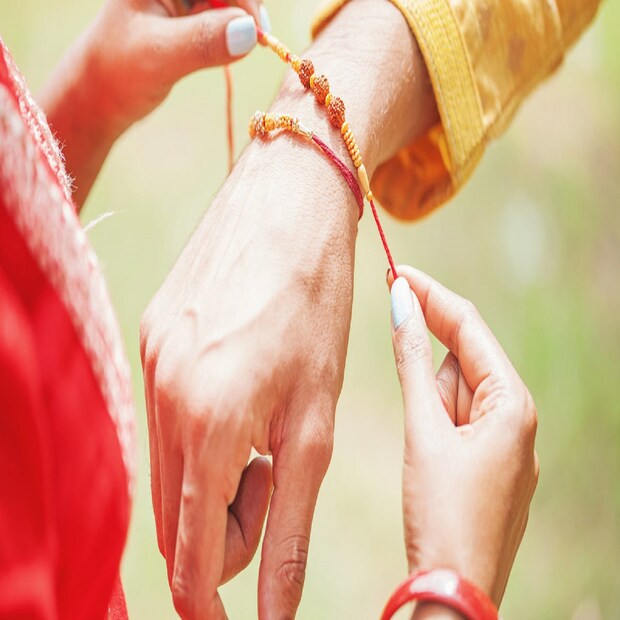 এর ফলে বিশেষ করে ব্যবসায়ী শ্রেণী বিপুল লাভবান হবেন। এই সময়ে, ২৪ বছর পরে, রাখি পূর্ণিমাতে রবি যোগের সঙ্গে বুধাদিত্য যোগ এবং শতভিষা নক্ষত্রের সংমিশ্রণ ঘটছে। এই বিরল সংযোগ ভাগ্যবান রাশিগুলির জন্য সমৃদ্ধ এবং রাজ যোগের সুবিধা দেবে।