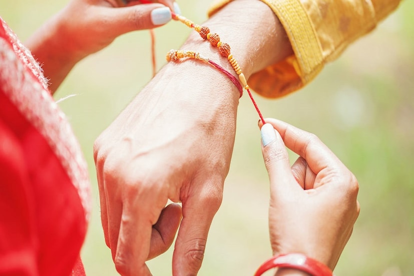 সামনেই রাখি পূর্ণিমা। প্রতি বছর শ্রাবণ মাসের পূর্ণিমা তিথিতে রাখি বন্ধন উৎসব পালিত হয়। কিন্তু এ বছর ভাদ্র মাসে পড়েছে এই তিথি। বাংলা পঞ্জিকা মতে ১২ এবং ১৩ ভাদ্র রাখি পূর্ণিমা তিথি পড়েছে।