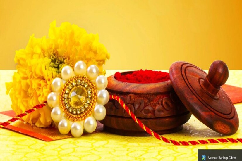 তবে রাখি বন্ধন শুধু ভাই বোন নয়, সৌহার্দ্য ও সম্প্রীতির প্রতীক৷ কিন্তু রাতে রাখি পরা কি শুভ?