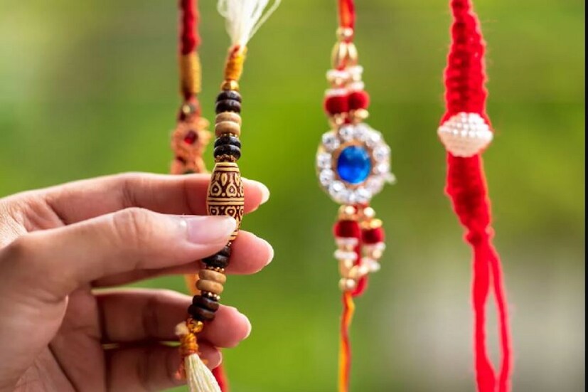 তবে রাখি বন্ধন শুধু ভাই বোন নয়, সৌহার্দ্য ও সম্প্রীতির প্রতীক৷ কিন্তু রাতে রাখি পরা কি শুভ?