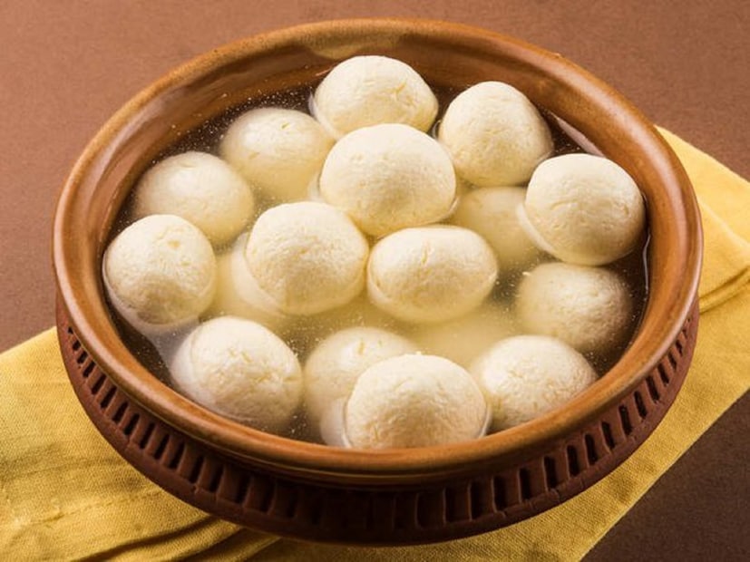 রসগোল্লা খেলে শরীরে তাৎক্ষণিক শক্তি পাওয়া যায়৷ স্বাদের দিক থেকে শুধু নয়, এটি শরীরের জন্যও উপকারী বলেও বিবেচিত৷ যেহেতু এতে প্রচুর পরিমাণে প্রোটিন এবং কার্বোহাইড্রেট রয়েছে, তাই এটি খাওয়ার সঙ্গে সঙ্গে শরীরে তাৎক্ষণিক শক্তি তৈরি করে। 