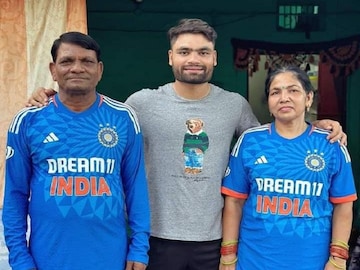 মা-বাবাকে ভারতের জার্সি দিলেন রিঙ্কু