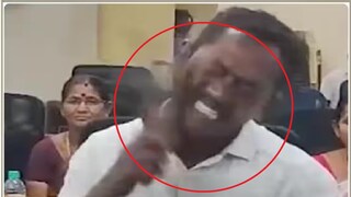 কথা দিয়ে রাখতে পারেননি, নিজেকে জুতো মারলেন কাউন্সিলর- Photo Courtesy- Twitter Video Grab 