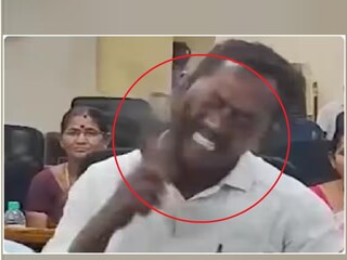 কথা দিয়ে রাখতে পারেননি, নিজেকে জুতো মারলেন কাউন্সিলর- Photo Courtesy- Twitter Video Grab 