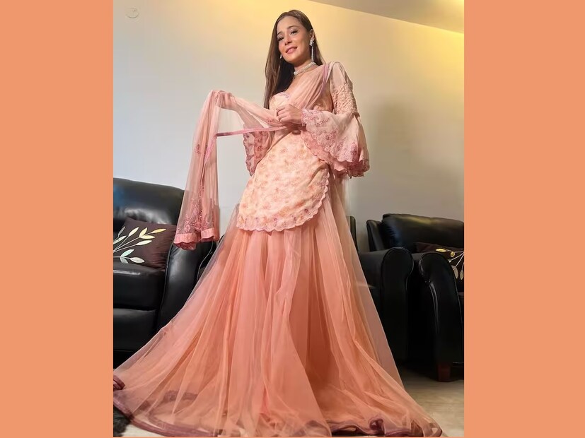 রূপের তুফান তোলা সুন্দরীর জীবনে তাই সাফল্য ও বিতর্ক পাশাপাশি হাঁটে৷ 