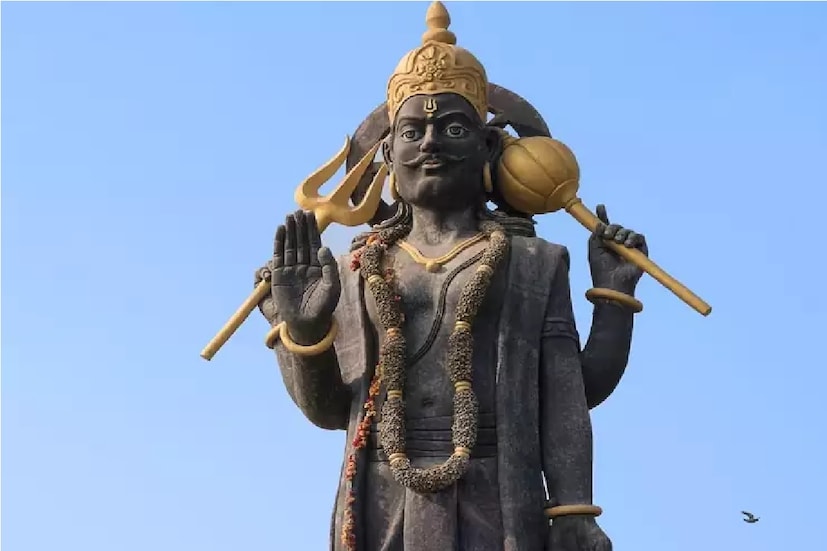 দান করুন শনি মহারাজ দাতব্য পছন্দ করেন৷ তাই শনিবার দিন এই কাজ করুন। এটি করলে শনিদেবের আশীর্বাদ আপনার উপর বর্ষিত হবে৷ এই দিনে, যাঁরা অভাবী তাদের প্রয়োজনীয় জিনিস দান করুন। প্রসঙ্গত, শনিবার কালো অড়হর ডাল, কালো তিল, কালো ছোলা দান করা খুবই শুভ বলে মনে করা হয়।
