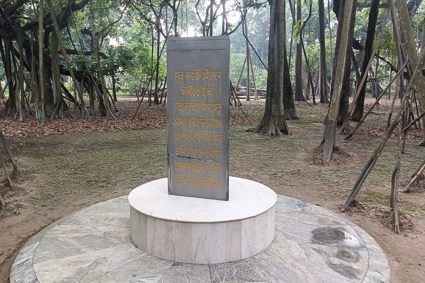 *বিশাল আকৃতির এই বট গাছ দর্শকদের আকৃষ্ট করে ভীষণ ভাবে। এই গাছ ৪.৮৫ একর জায়গা জুড়ে রয়েছে। প্রায় ৪২০০ রুট রয়েছে এই গাছে। গাছটি উচ্চতার দিক থেকে প্রায় ২৫-২৬ মিটার। ফাইল ছবি। 
