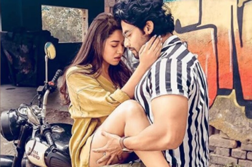 গত বছর এপ্রিল মাসে যুগলের বিচ্ছেদের খবর পাওয়া গিয়েছিল। যদিও কেউ এই বিষয়ে মুখ খোলেননি সেই সময়ে। তবে তাঁদের বিচ্ছেদের বিরহ যেন টের পাওয়া যাচ্ছিল।