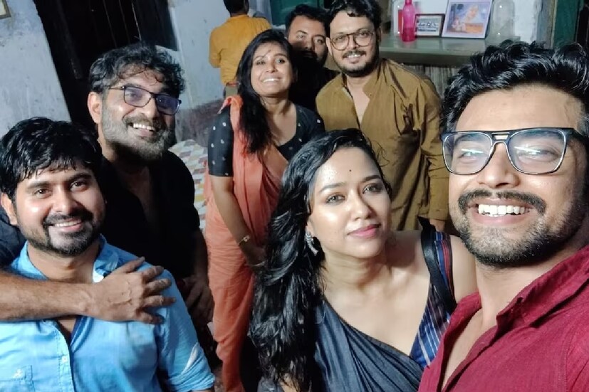 কিন্তু তাঁদের বন্ধুত্ব যে অটুট, সময় কথা বারবার স্বীকার করেছেন সোহিনী-রণজয়। কিন্তু সেই বছরের পুজোতেই একসঙ্গে সময় কাটাতে দেখা যায় তাঁদের। 