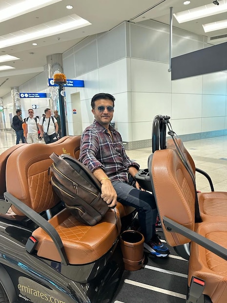 বড়িশা প্লেয়ার্স কর্নারে অষ্টমীর সকালে অঞ্জলি দিলেন সৌরভ। একেবারে চেনা ভঙ্গিতে পাওয়া গেল মহারাজকে।