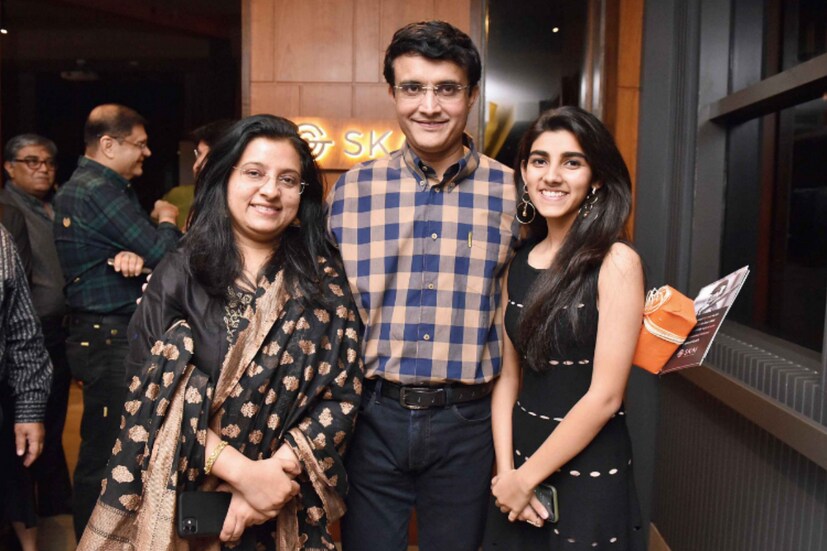 সৌরভ অবশ্য পুজোর এই সময়টাতে প্রতি বছর বাড়িতে, পাড়ায় থাকেন। এই সময় তাঁকে পাওয়া যায় কলকাতায়। খুব জরুরি কাজ না থাকলে তিনি এই সময়টাতে বিশ্রামেই থাকেন।