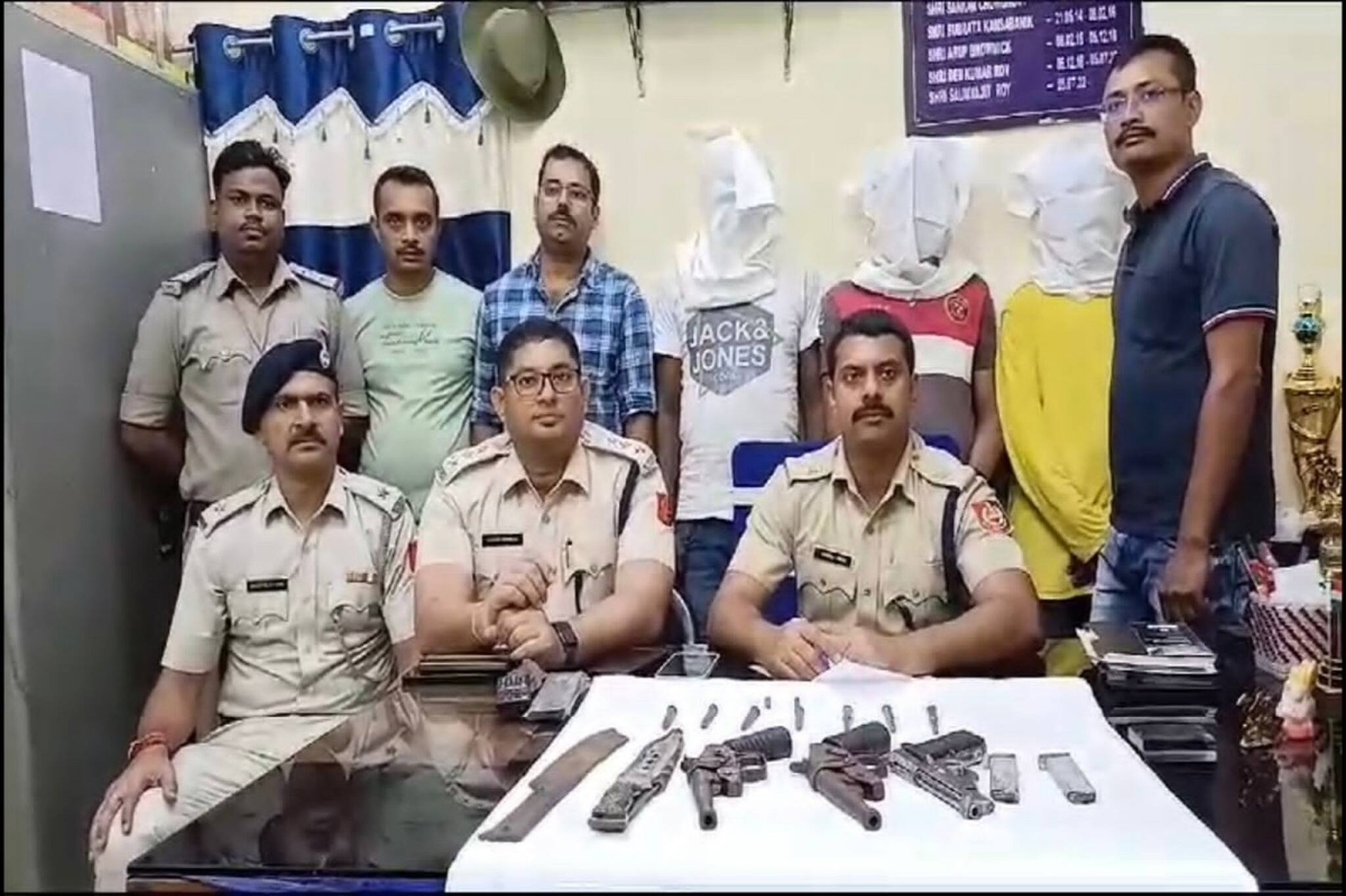 অত্যাধুনিক অস্ত্রসহ গ্রেফতার ৩ দুষ্কৃতী! বারুইপুরে চাঞ্চল্য