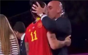 মহিলার ঠোঁটে চুমু খাওয়া, এবার হাড়েহাড়ে টের পাচ্ছেন স্প্যানিশ ফুটবল বস, এবার.. মহিলার ঠোঁটে চুমু খাওয়া, এবার হাড়েহাড়ে টের পাচ্ছেন স্প্যানিশ ফুটবল বস, এবার..