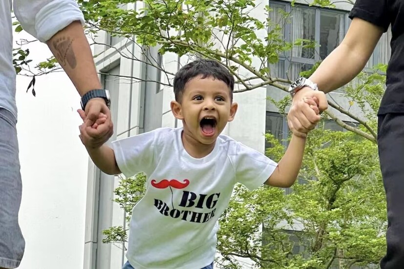 'ইউভান এবার দাদা', রাজ এবং শুভশ্রী ইউভানের একটি ছবি পোস্ট জানান দিয়েছিল ফের মা-বাবা হতে চলেছেন রাজশ্রী। ছবিতে রাজ-শুভশ্রীর হাত ধরে রয়েছে ছোট্ট ইউভান। তাঁর টি-শার্টে লেখা 'প্রমোটেড টু বিগ ব্রাদার'। (ছবি সোশ্যাল মিডিয়া)