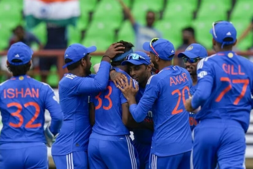 এশিয়া কাপের দলে ভারতীয় দল কেমন হবে তা নিয়ে নান জল্পনা রয়েছে। কারণ দলের ২ জন তারকা প্লেয়ার দলে সুযোগ পাবেন কিনা তা নিয়ে এখনও পুরোপুরি ধোঁয়াশা কাটেনি। তারা হলেন কেএল রাহুল ও শ্রেয়স আইয়র। চোট সারিয়ে ম্যাচ প্র্যাকটিসে ফিরলেও তারা পুরোপুরি ম্যাচ ফিট কিনা তা এখনও জানা যায়নি।