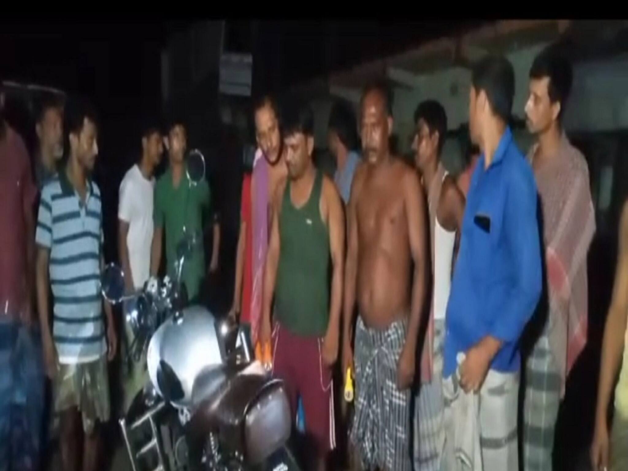 Crime News: বাইকে ছিলেন তৃণমূলের দাপুটে নেতা, একদল দুষ্কৃতী ঘিরে ধরে চালাল যথেচ্ছ গুলি