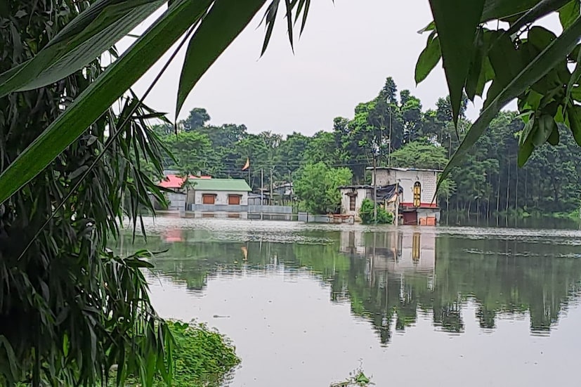 সিকিম পাহাড়ে লাগাতার বৃষ্টির জের। তিস্তায় লাল সতর্কতা জারি করল সেচ দফতর।ভারী বর্ষণের জেরে তিস্তা সহ অন্যান্য নদীতে জারি হয়েছে বিপদ সংকেত।