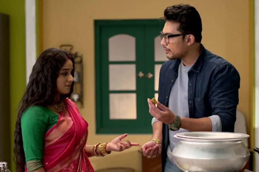শুরুর দিকে সে ভাবে সাড়া ফেলতে না পারলেও বর্তমানে 'সন্ধ্যাতারা' দর্শকদের পছন্দের তালিকায় জায়গা করে নিয়েছে। টিআরপিতে ইতিমধ্যেই সেরা দশে জায়গা করে নিয়েছে এই মেগা। তবে শুধু মেগা নয়, ধারাবাহিকের নায়ক 'আকাশনীল' ইতিমধ্যেই দর্শকদের প্রিয় হয়ে উঠেছে। এই চরিত্র দেখা যাচ্ছে সৌরজিৎ বন্দ্যোপাধ্যায়। তবে আপনি জানলে অবাক হবেন ইতিমধ্যেই অভিনেতা সিরিয়ালের পাশাপাশি পা রেখেছেন ওয়েব সিরিজেও।