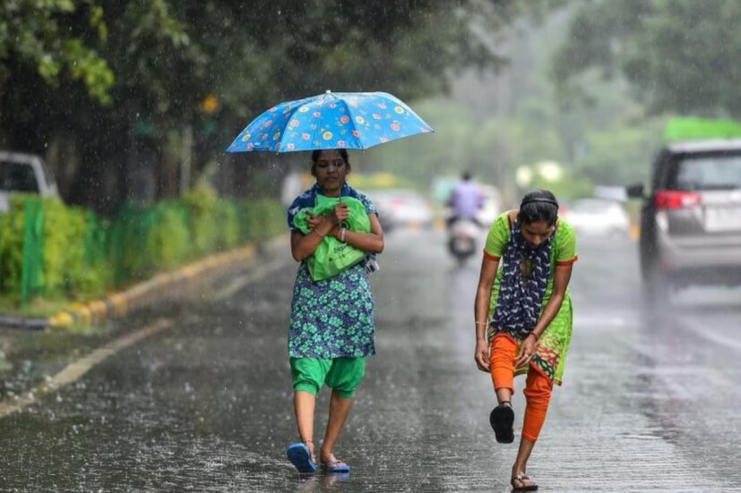 কলকাতায় মূলত মেঘলা আকাশ। আগামী দু-তিন দিন বজ্রবিদ্যুৎ-সহ বৃষ্টির পরিমাণ বাড়বে। কয়েক পশলা হালকা থেকে মাঝারি বৃষ্টি হতে পারে। তাপমাত্রা কমবে দুই থেকে তিন ডিগ্রি সেলসিয়াস।