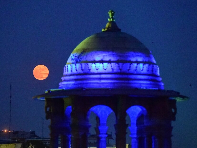 সাধারণ পূর্ণিমার তুলনায় সুপারমুনের দিন চাঁদকে ৭ শতাংশ বড় এবং ১৬ শতাংশ উজ্জ্বল দেখতে লাগে৷ চাঁদ ও পৃথিবীর মধ্যে দূরত্বের তারতম্যের জন্যই এই পার্থক্য হয়৷