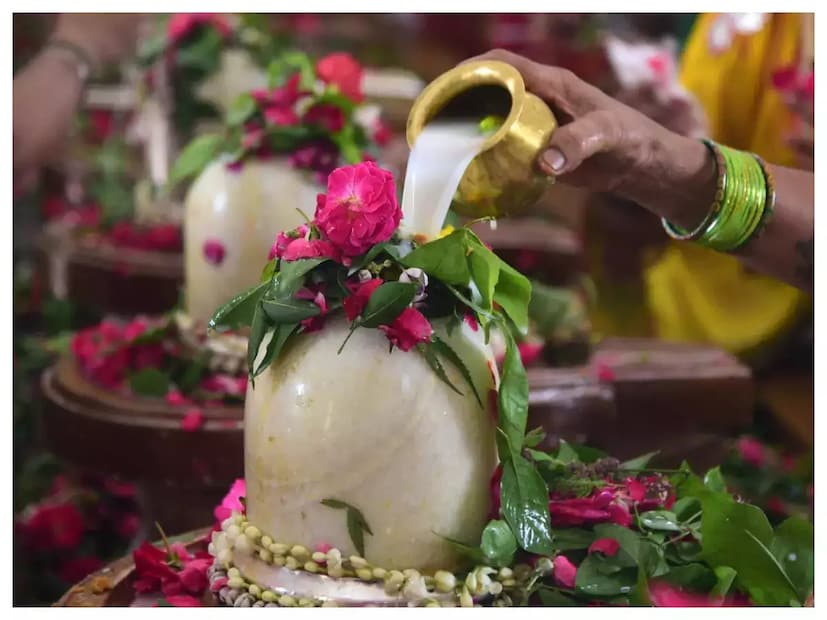 ভগবান শিবকে দুধ নিবেদন করলে জীবনে সমৃদ্ধি আসে৷ মুক্তি মেলে শারীরিক অসুস্থতা থেকে৷